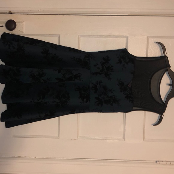 Green velvet dress - Picture 1 of 2